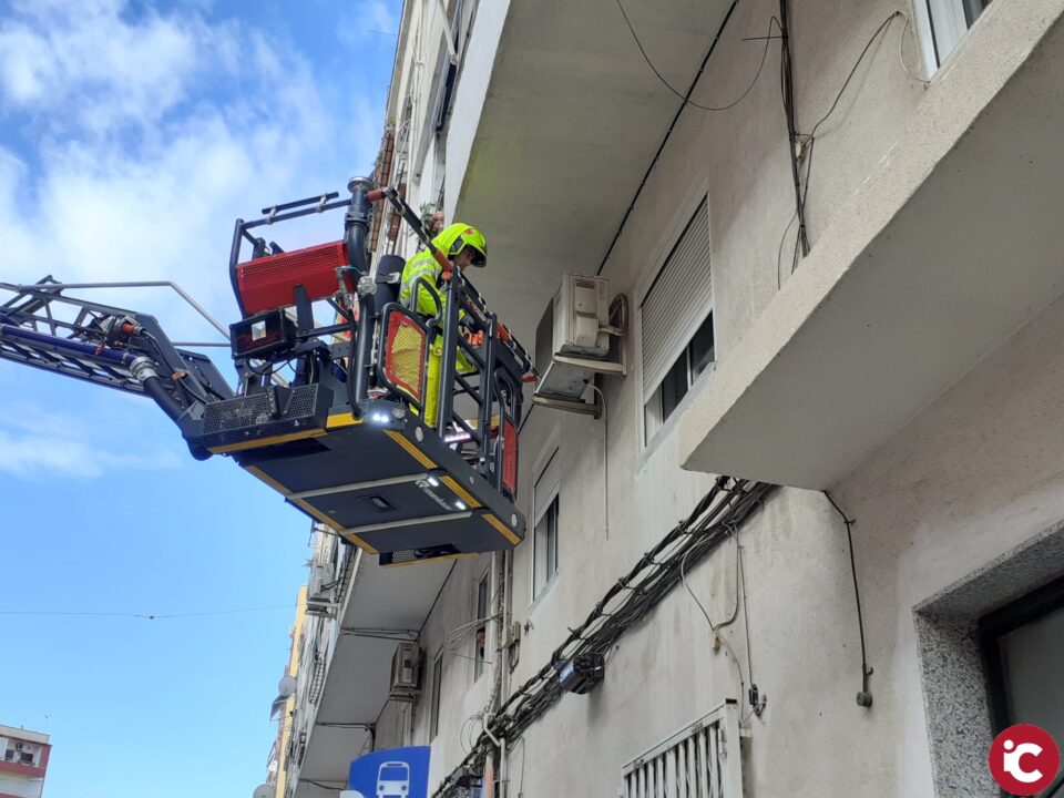 Los bomberos del SPEIS rescatan a una persona mayor caída en su domicilio con el vehículo escalera en Alicante