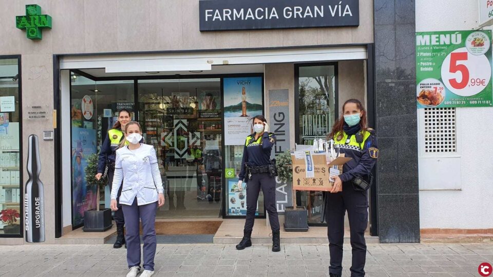 La Policía Local de Alicante da las gracias a la solidaridad de ciudadanos y empresas por sus donaciones y al cariño de la gente desde los balcones durante el COVID