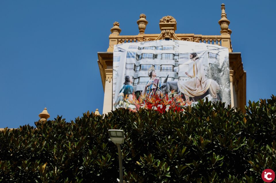 La imagen del paso de Jesús Triunfante La Burrita luce en la Diputación como homenaje a la Semana Santa alicantina