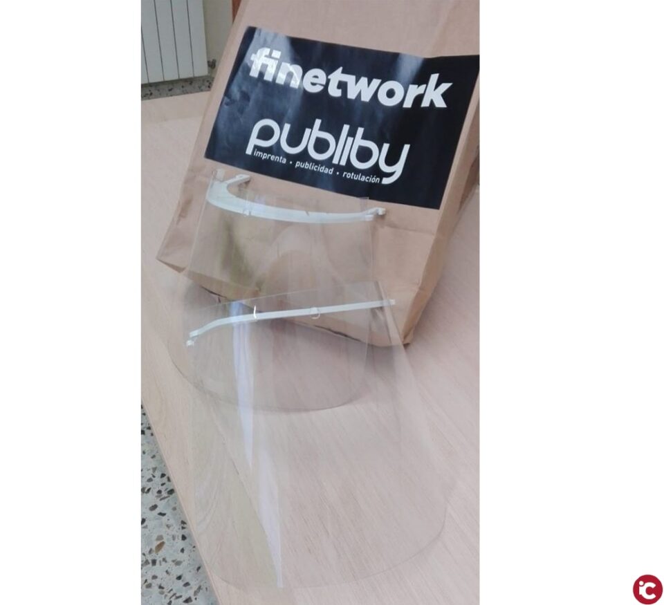 Dos empresas dotan de patallas protectoras a la Policia Local de Monóvar