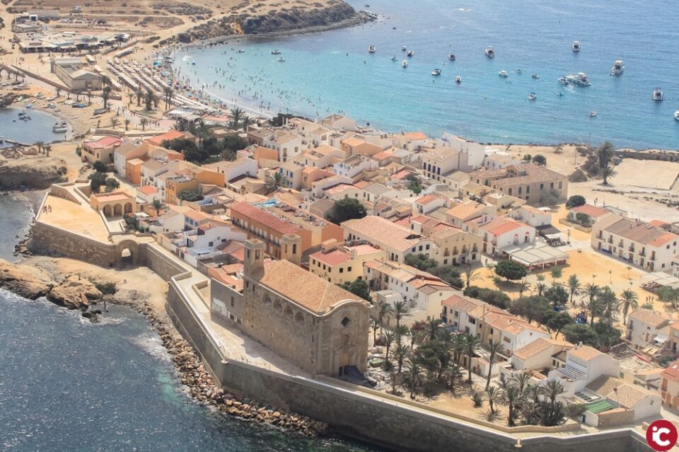 La Policía Local de Alicante detiene a un isleño en Tabarca por un presunto delito de desobediencia a la autoridad en el estado de alarma y por quebrantar la orden de alejamiento