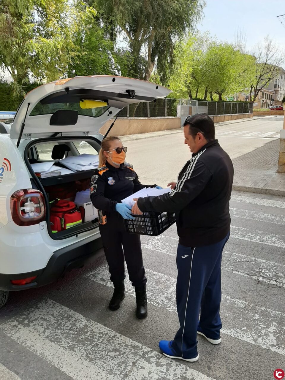 El Ayuntamiento de Elda reparte las tareas y el material escolar a 138 alumnos y alumnas de familias sin recursos