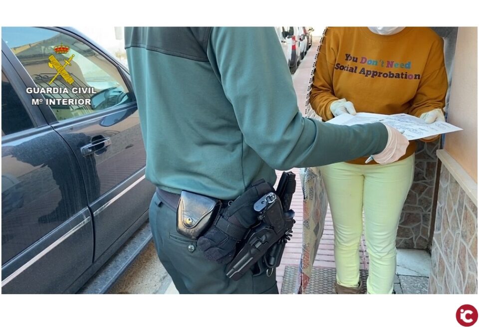 La Guardia Civil contribuye al reparto de cheques de alimentos de primera necesidad en San Vicente del Raspeig