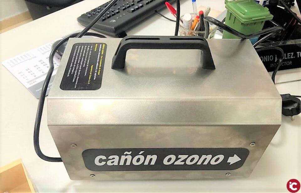 La empresa Hidronature dona un generador de ozono a la Policía Local de Elda para desinfectar los coches patrulla