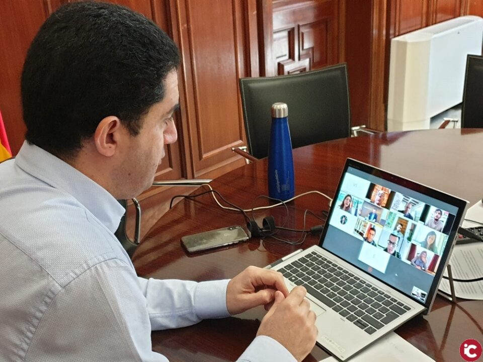 Un total de 40 famílies dAlcoi que resideixen en habitatges públics rebran un router per facilitar lactivitat educativa