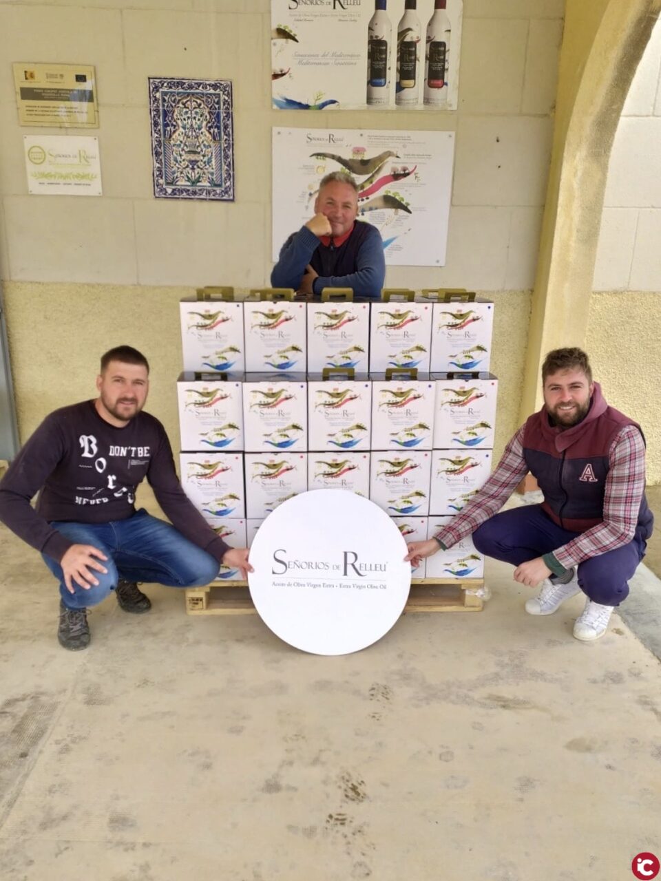 Señoríos de Relleu dona un pallet de botellas de su Aceite de Oliva Virgen Extra al Hogar Provincial