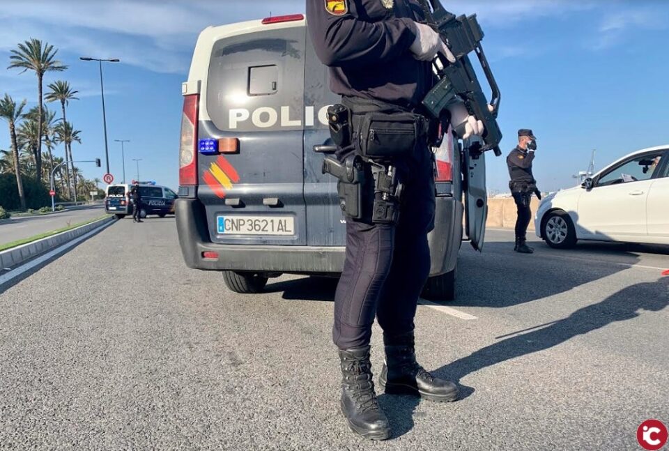 La Policía Nacional detiene a dos personas tras saltarse un control policial y darse a la fuga