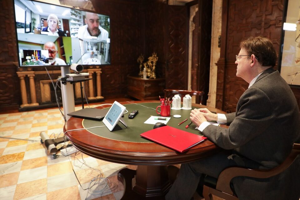 Ximo Puig anuncia un acuerdo para que la Generalitat distribuya gratuitamente a través de las oficinas de farmacia mascarillas a mayores de 65 años y otros colectivos de riesgo