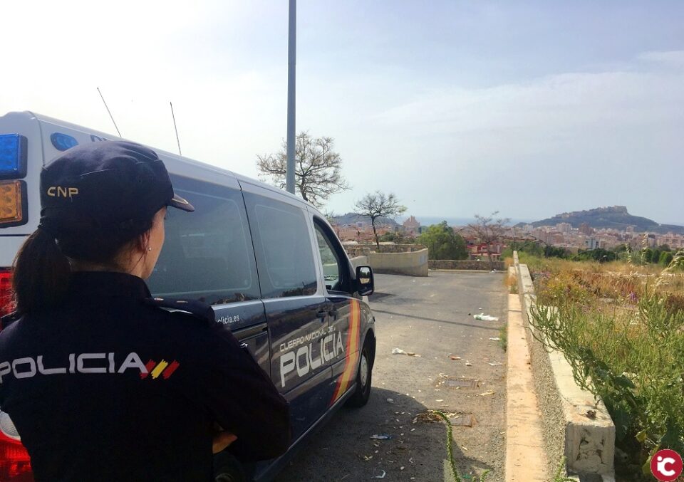 La Policía Nacional detiene a cinco personas in fraganti robando en un domicilio en Alicante