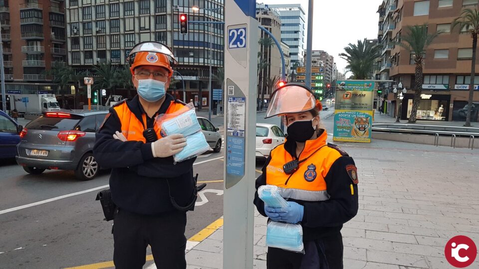 La Policía Local y Protección Civil reparten 2.467 mascarillas en el transporte público de Alicante