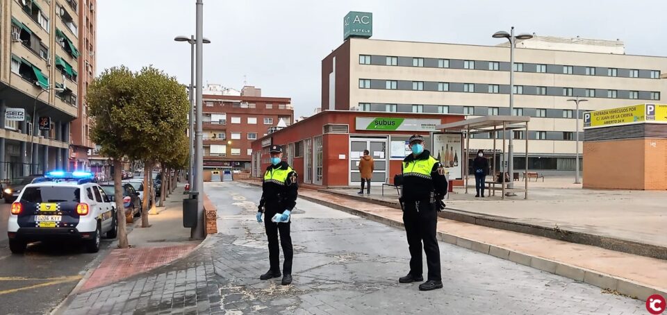 Policía Local y Protección Civil comienzan el reparto de mascarillas entre los usuarios del transporte público