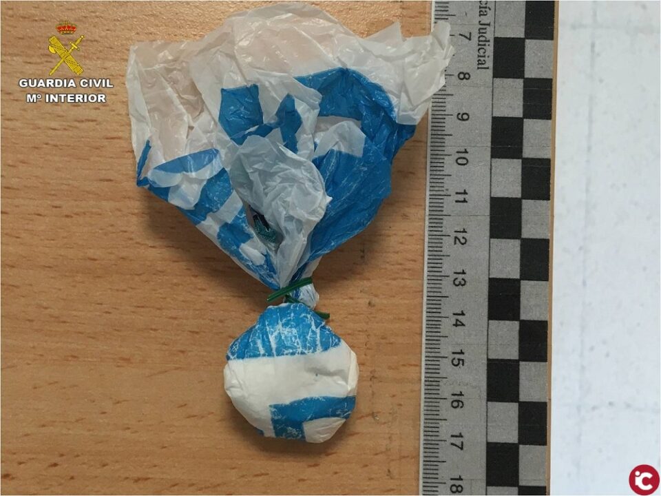 La Guardia Civil sanciona a un hombre por acudir de Catral a Almoradí a comprar droga
