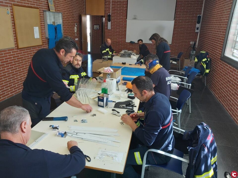 Los bomberos de Alicante logran proteger del COVID a 10.260 personas con las fabricación de pantallas