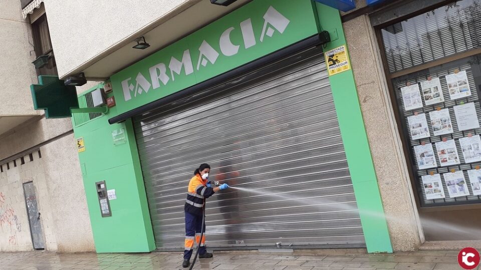 El Servicio Municipal de Limpieza ha destinado más de 4.000 litros de hipoclorito en la desinfección de los entornos de más de 40 enclaves sanitarios y sociosanitarios dentro del Plan Especial de Desinfección el primer mes de la COVID19