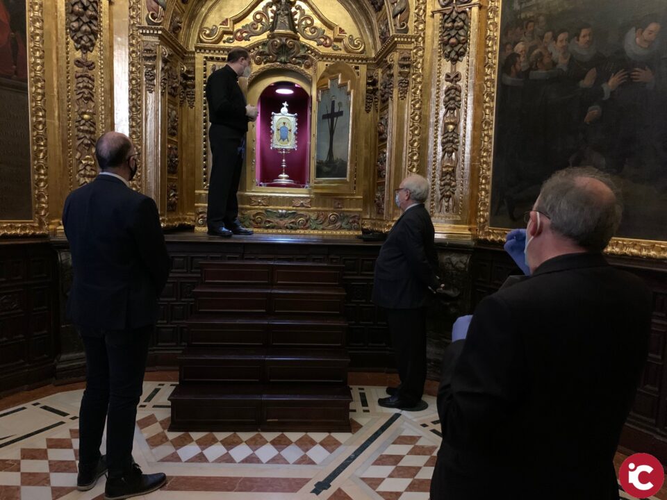 Prueba de llaves para la apertura de la hornacina en el monasterio de la Santa Faz bajo estrictas medidas de seguridad