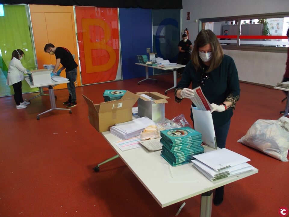 Villena agradece a los más pequeños su actitud ante el confinamiento con el obsequio de 3.600 libros de autores locales