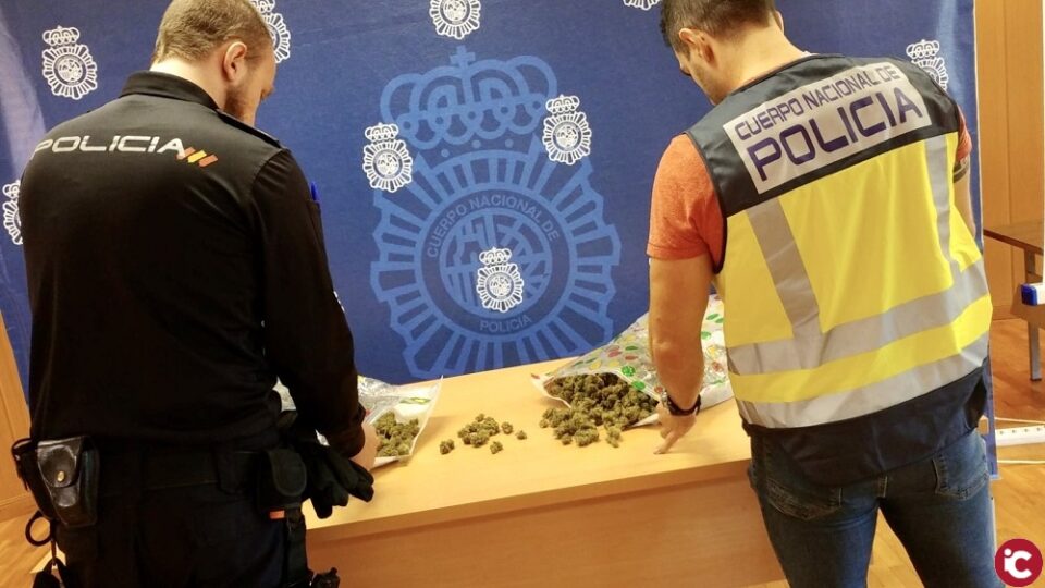 La Policía Nacional detiene a una persona que transportaba a pie casi dos kilos de marihuana