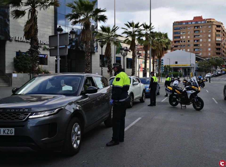 La Policía Local multa a 225 personas por desobediencia en tres días con cinco detenidos por incumplir el estado de alarma frente al COVID