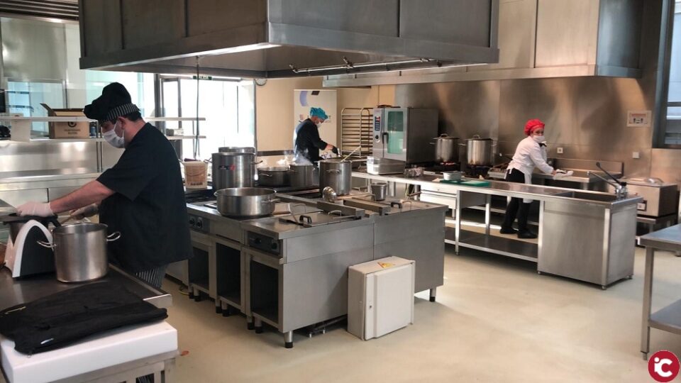 Carlos Baño reivindica la fuerza del sector empresarial y gastronómico de la provincia en su visita al CdT Torrevieja