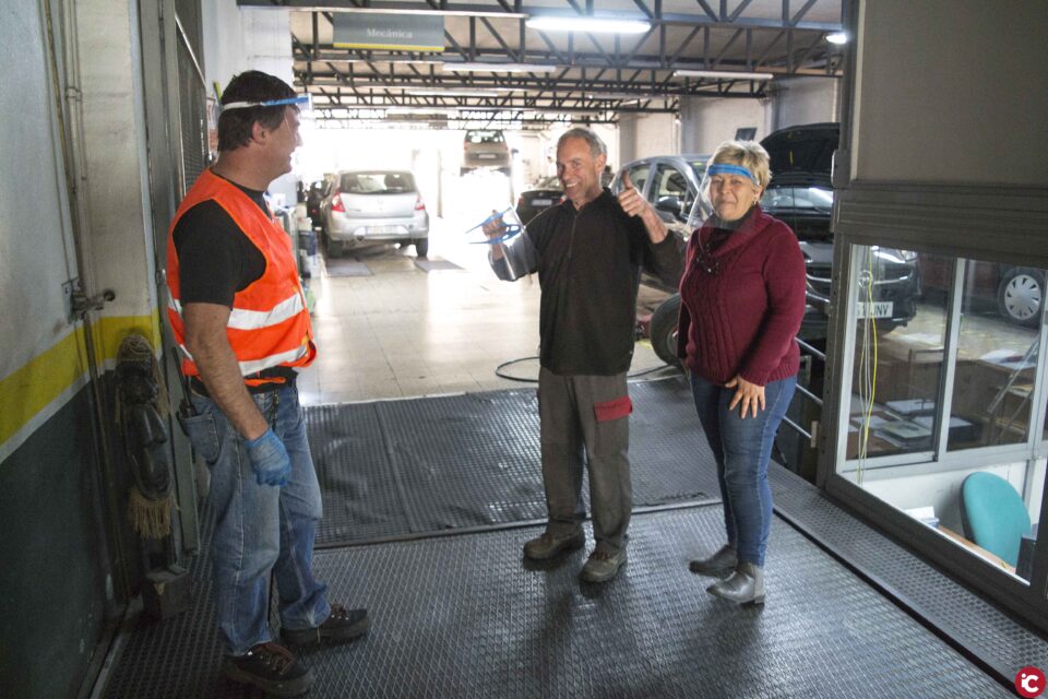 Xixona reparte más de 200 pantallas de protección anticontagio