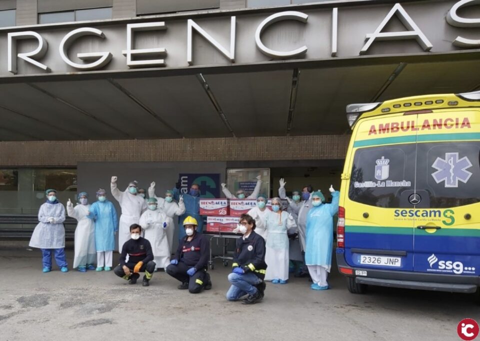 Los bomberos de Alicante llegan a toda España con la fabricación de sus 19.246 pantallas faciales y batas para proteger a las personas del COVID