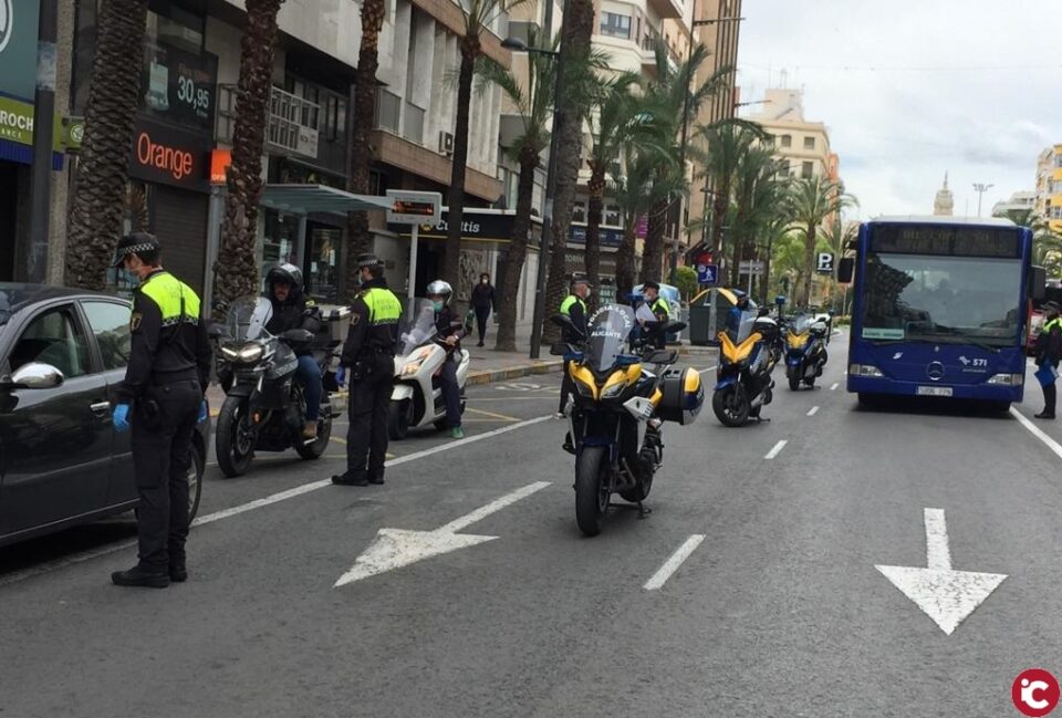 La Policía Local impone 34 denuncias por desobediencia en un día con dos detenidos en Alicante