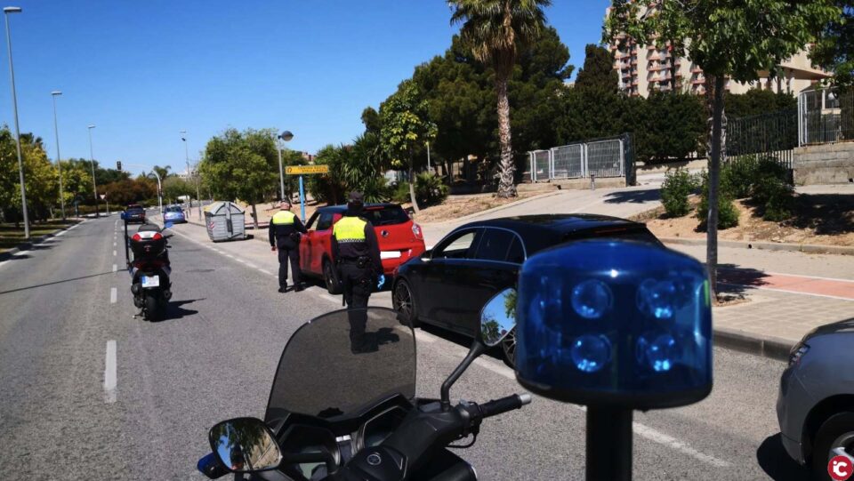 La Policía Local organiza un amplio dispositivo de vigilancia en toda la ciudad con controles para evitar desplazamientos en el puente del 1 de mayo en Alicante