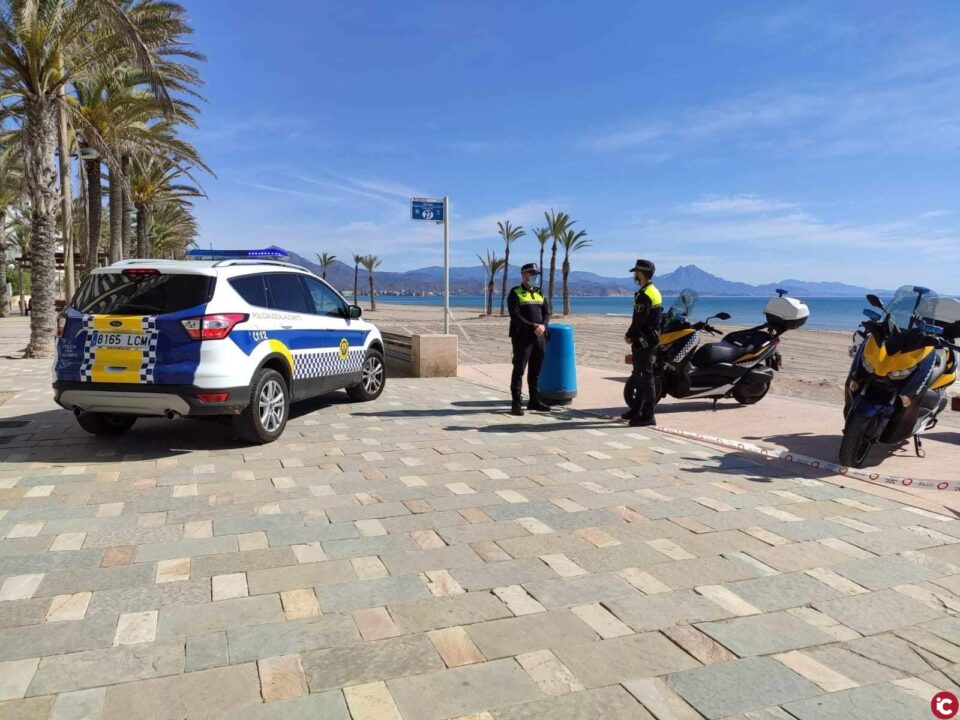 La Policía Local denuncia a personas jugando al voleibol