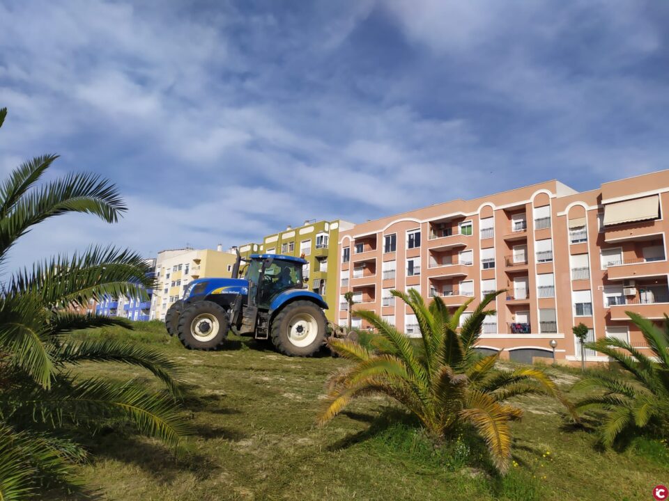 El Ayuntamiento de Aspe comienza la limpieza y mantenimiento de las parcelas municipales