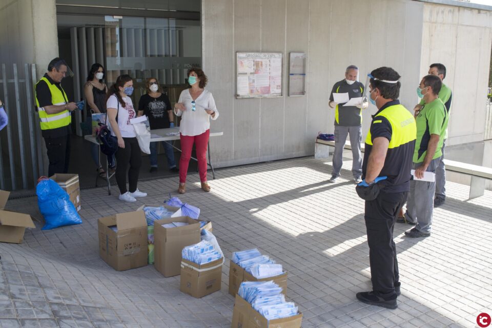 Xixona inicia el reparto puerta a puerta de mascarillas reutilizables