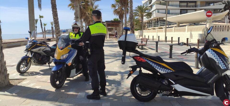 La Policía Local reparte 5.038 mascarillas en el transporte público de Alicante
