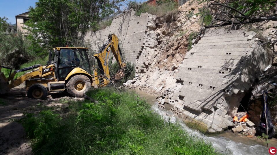 LAjuntament actua en el marge del riu de la zona de la fàbrica lEscaló