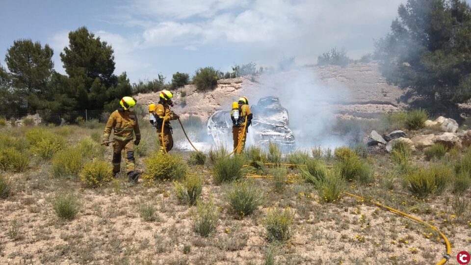 Extinción de un vehículo que se ha salido de la vía en la A7 KM-477 (a la altura de Tibi