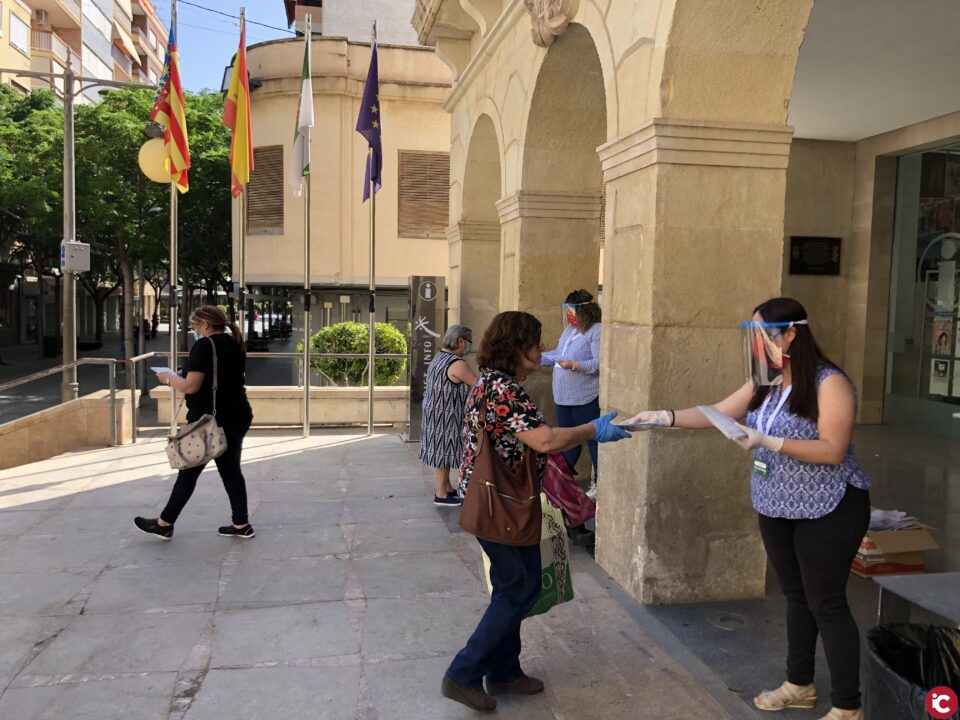 El Ayuntamiento reparte 8.600 mascarillas quirúrgicas entre la ciudadanía