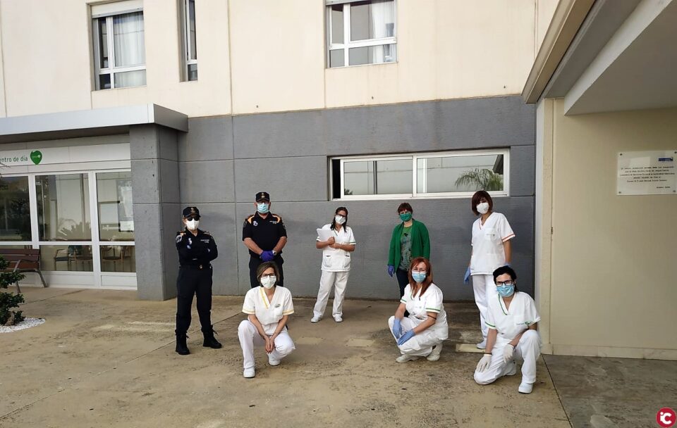 Cultura entrega a los mayores de los centros geriátricos de Elda los 40 relatos recibidos gracias a la campaña 'Hoy te cuento yo el cuento'