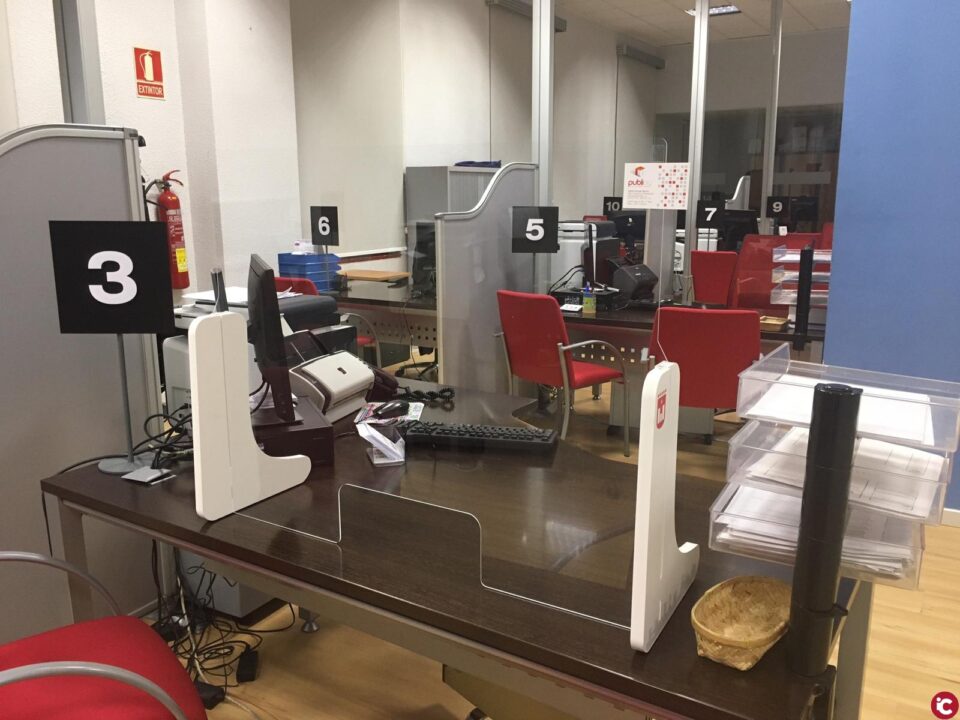 El Ayuntamiento de Elda adquiere 243 mamparas de protección para preparar la vuelta al trabajo presencial de los empleados municipales