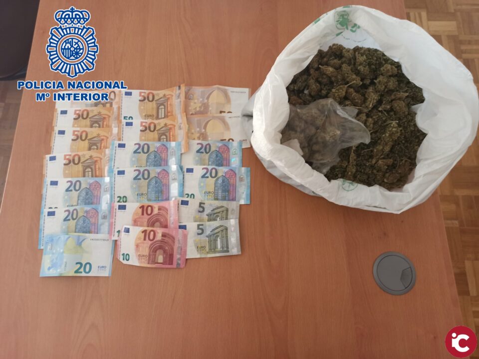 La Policía Nacional detiene a tres personas por tráfico de drogas en dos controles sucesivos en la ciudad de Elda