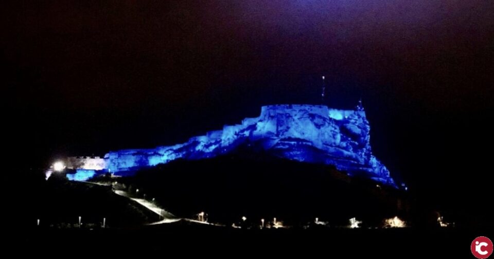 El Ayuntamiento ilumina hoy de azul el Castillo de Santa Bárbara y el palacio Municipal en homenaje a los sanitarios con motivo del Día Internacional de la Enfermera en Alicante