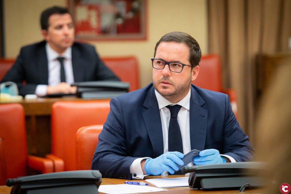El PP exige a Sánchez que cese a Alberto Garzón tras cuestionar al sector turístico