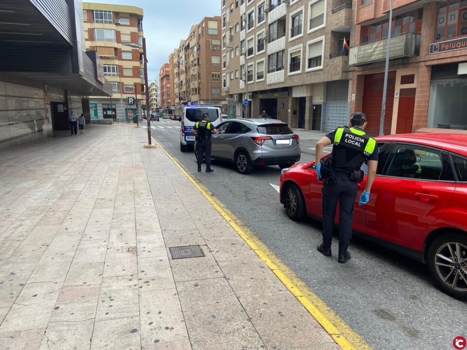 La Policía Local sanciona a un grupo de jóvenes realizando botellón en Alicante y les advierte que serán serán doblemente denunciados por desobediencia y por consumo en la vía pública