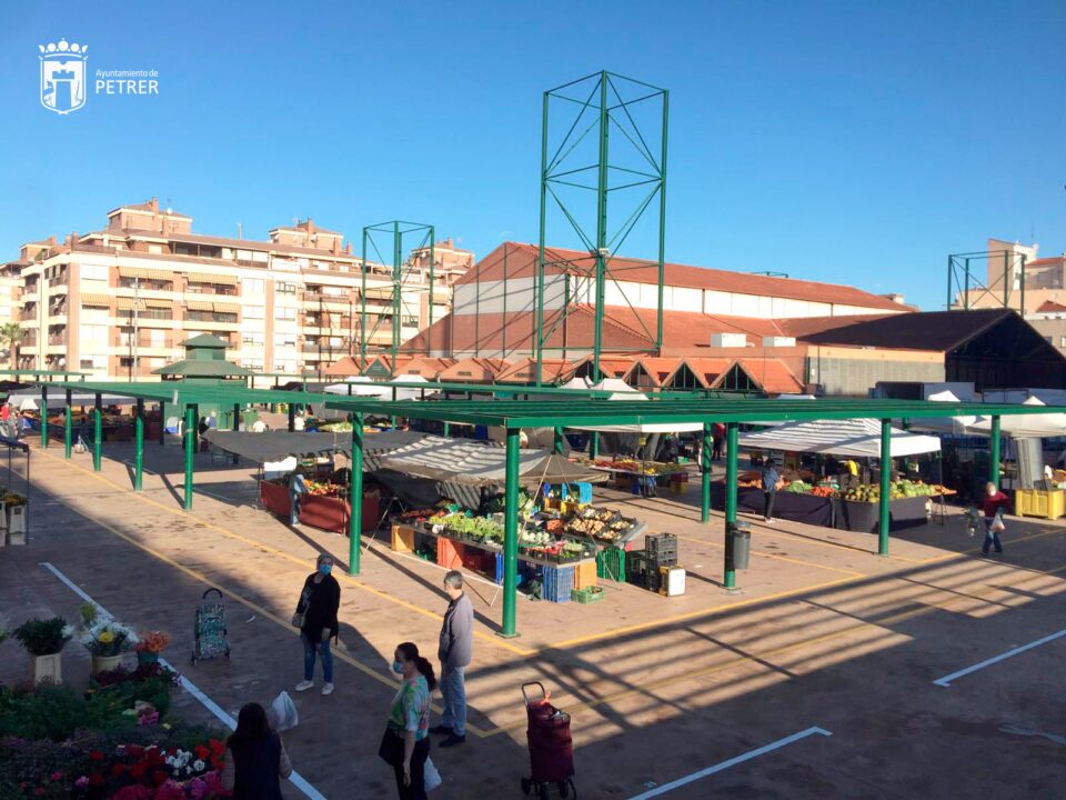 Comercio establece puntos de recogida de compra en los mercadillos de Petrer y reajusta los accesos