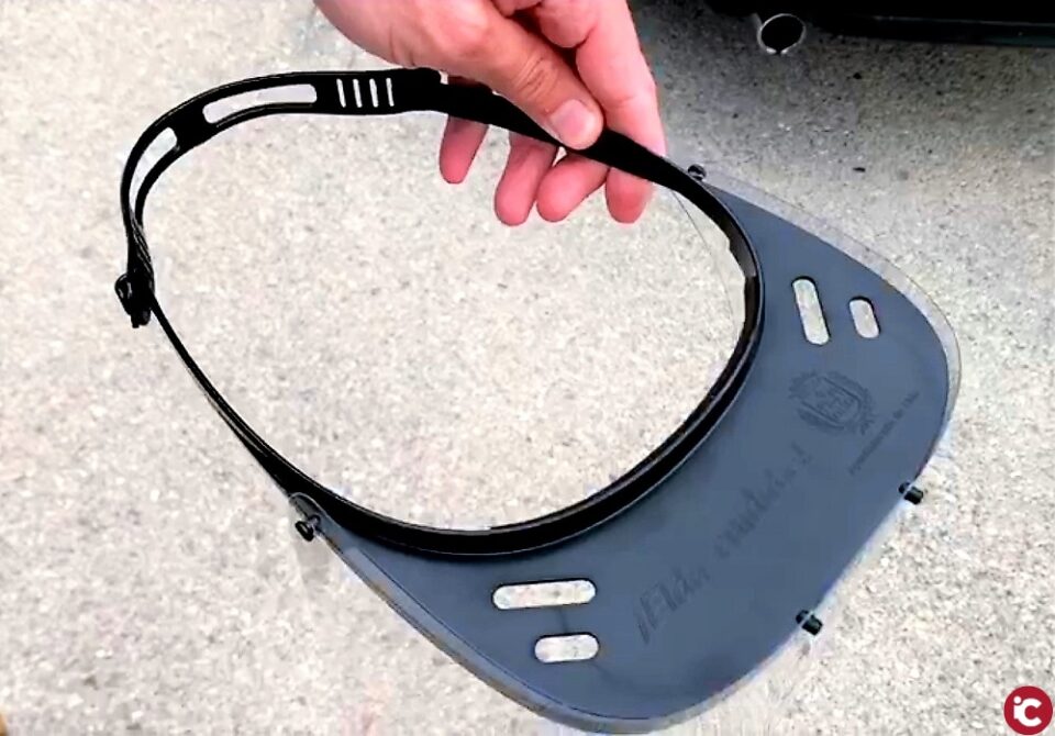 El Ayuntamiento de Elda comienza el reparto gratuito de 3.500 viseras protectoras entre todos los comercios de la ciudad