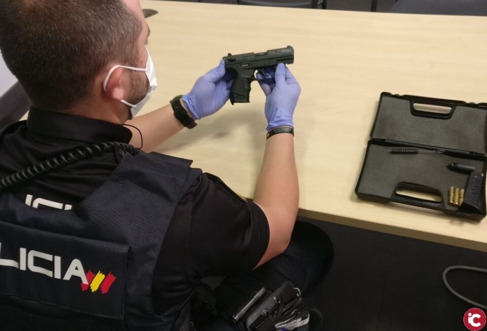 La Policía Nacional detiene a una mujer que llegó a amenazar con un arma detonadora simulada por molestias de ruido