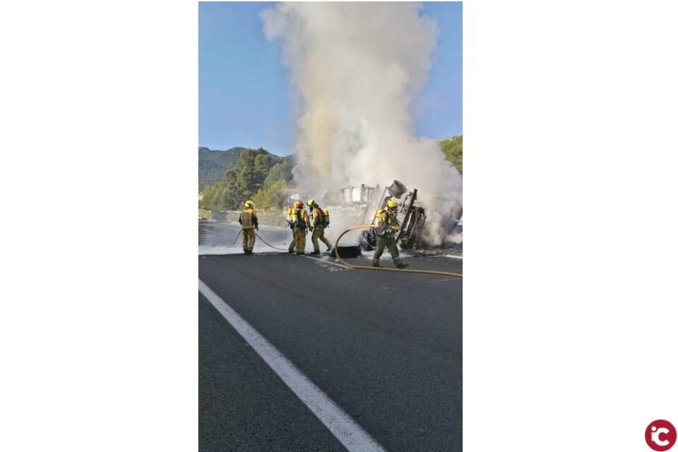 Un camión vuelca en la autovía A-7 causando el fallecimiento de su conductor