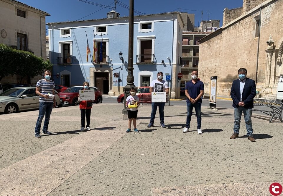 Un alumno del CEIP Príncipe Don Juan Manuel recoge el primer premio del Concurso Solidario de Manualidades con Materiales Reciclables de Silvoturismo