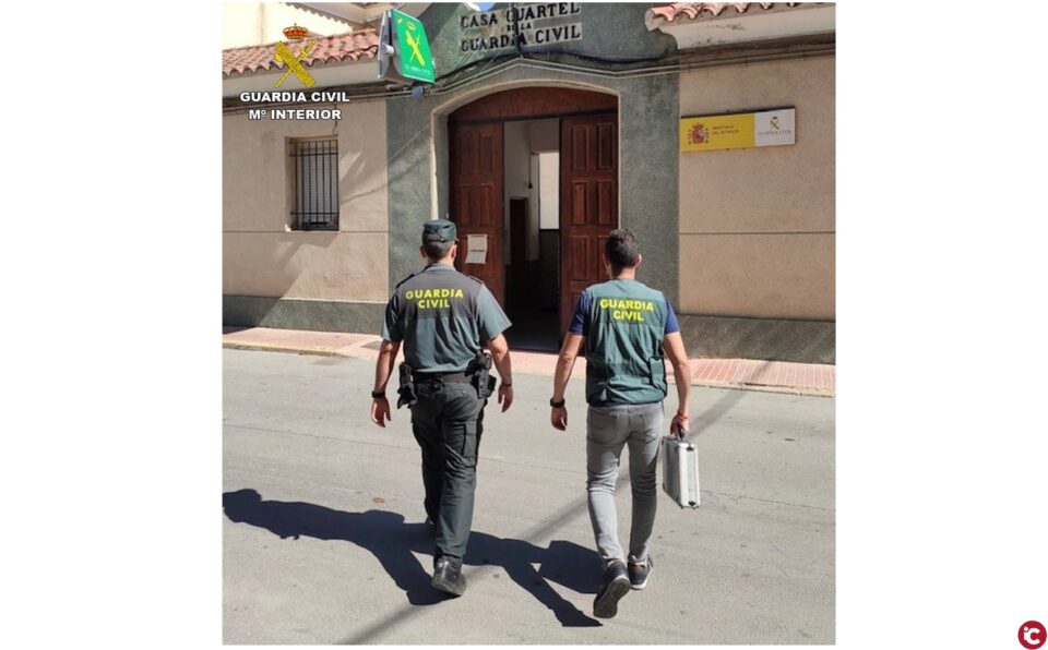 La Guardia Civil detiene a una menor en Callosa de Segura que atacó a una octogenaria para robarle las joyas de su casa