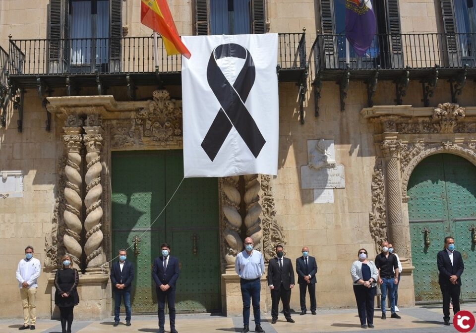 La Corporación Municipal honra la memoria de los fallecidos por el COVID-19 con cinco minutos de silencio