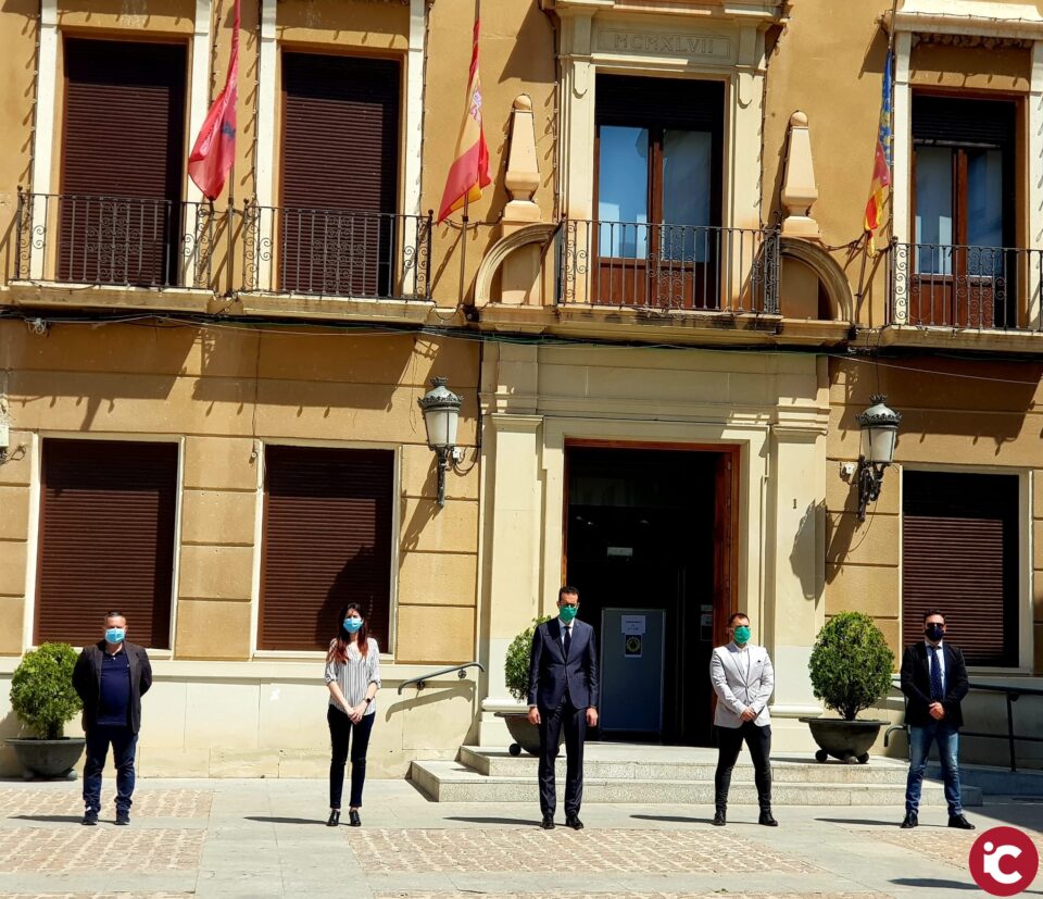 Los representantes de los grupos municipales se concentran ante el Ayuntamiento de Elda en memoria de los fallecidos por la pandemia