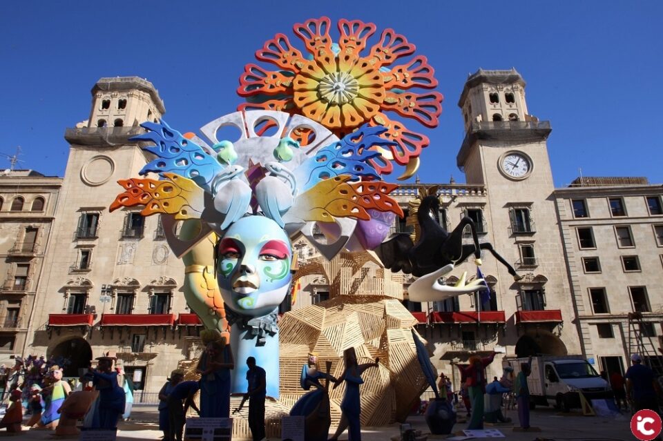 El Ayuntamiento acuerda por unanimidad pedir a la Generalitat respaldo económico y logístico para los gremios de artistas de hogueras y fallas