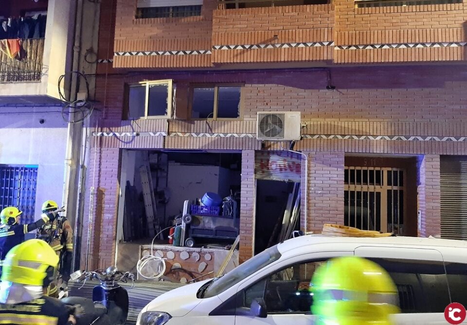 Los bomberos del SPEIS y la Policía Local intervienen de madrugada en una fuerte explosión en un bajo y en un incendio en un ático en Alicante